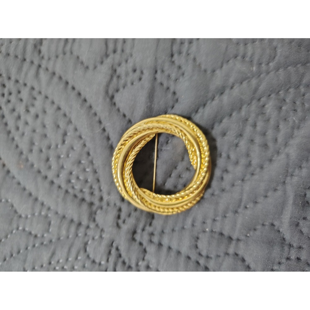 Vintage Gold Tone Triple Interlocking Circle Brooch Textured Rope Wreath Pin‎